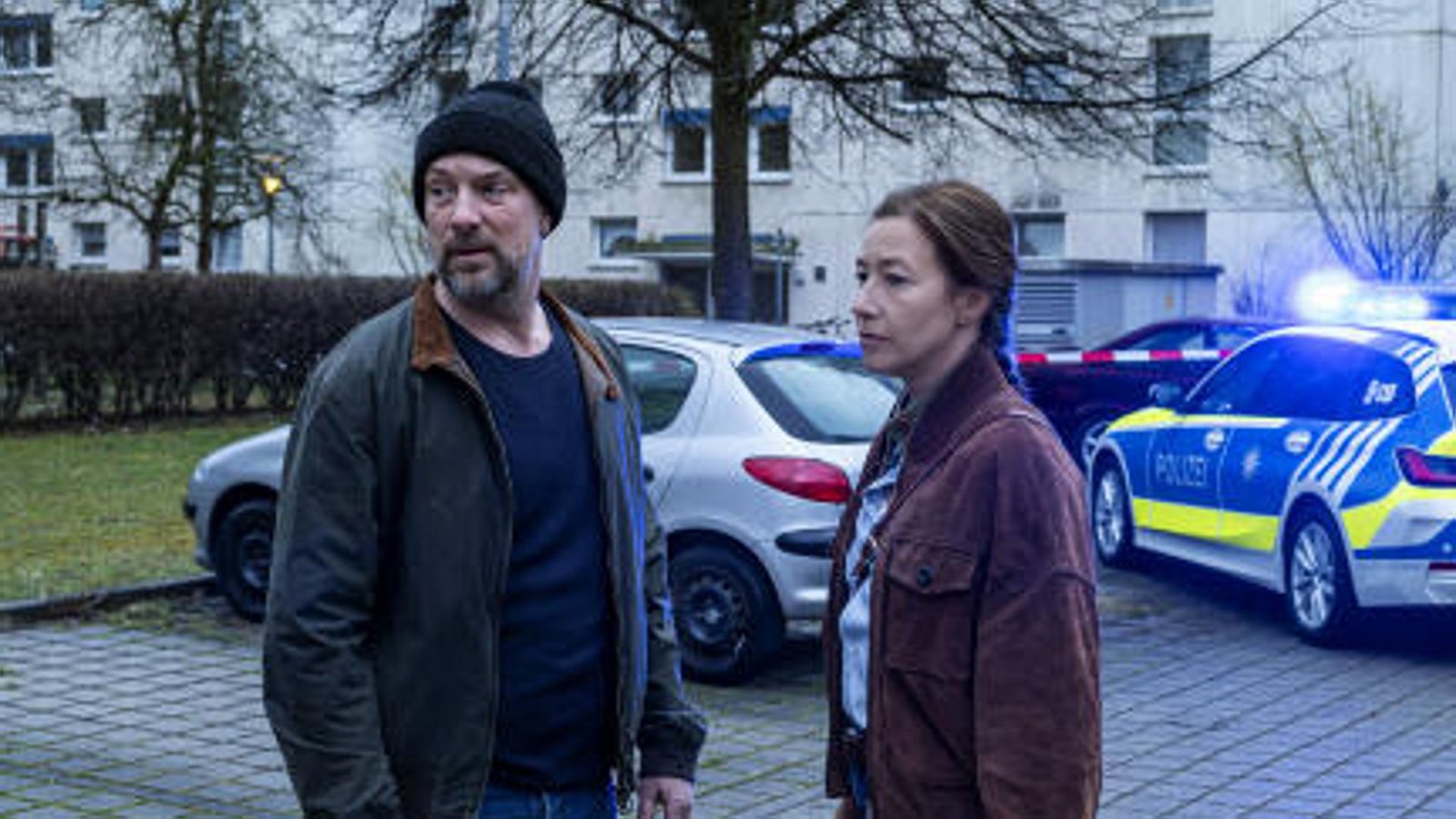 Kommissar Dennis Eden (Stephan Zinner) und Kommissarin Cris Blohm (Johanna Wokalek) an einem neuen UnfallortFoto: BR/die film gmbh/Susanne Bernhard