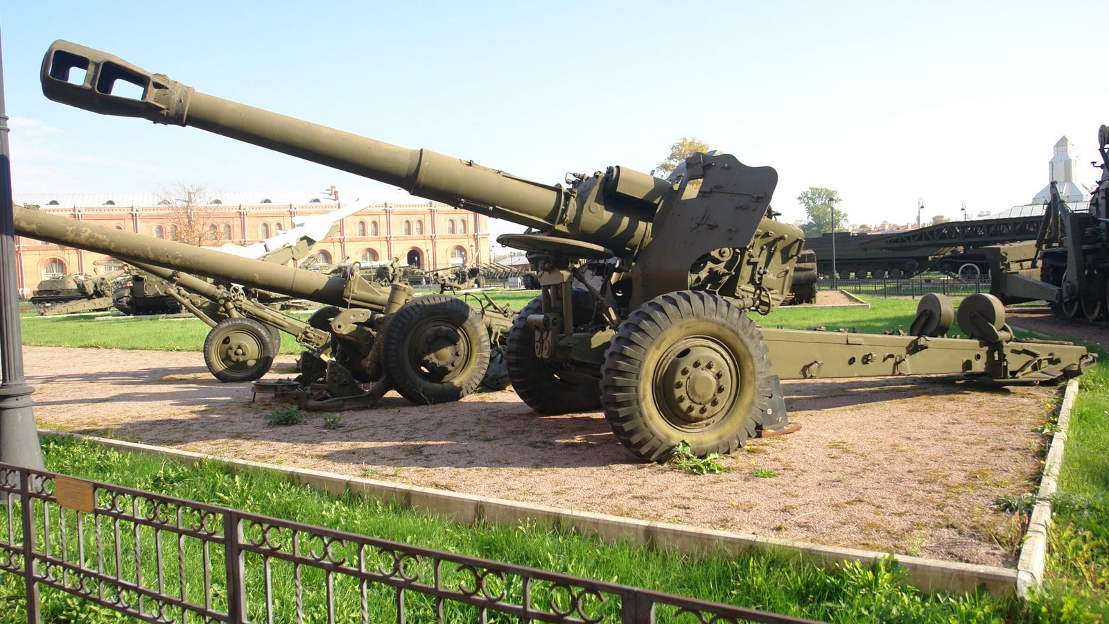 Ukraine: Die 152-mm-Haubitze M1955 oder D-20 ist eine Haubitze, die ab 1947 in der Sowjetunion in Dienst gestellt wurde. Im Westen wurde sie unter dem Namen M1955 bekannt, da sie erstmals 1955 beobachtet wurde. Sie ist bei den ukrainischen  Streitkräften  im Einsatz.Foto: Wikipedia commons/George Shuklin/CC BY-SA 1.0
