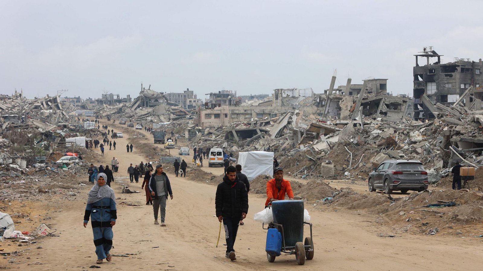 Zerstörung soweit das Auge reicht: Eine Straße im  nördlichen Gaza-Streifen, aufgenommen  am Mittwoch, 5. Februar, entlang der in Trümmer liegenden Siedlungen.Foto: AFP/OMAR AL-QATTAA