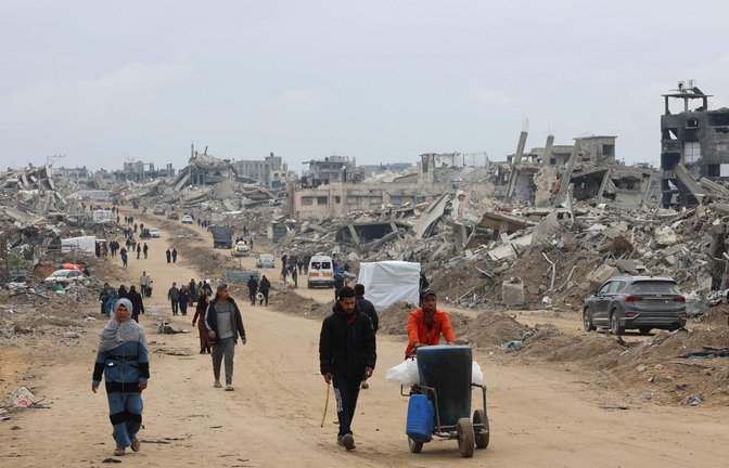 Zerstörung soweit das Auge reicht: Eine Straße im  nördlichen Gaza-Streifen, aufgenommen  am Mittwoch, 5. Februar, entlang der in Trümmer liegenden Siedlungen.<span class='image-autor'>Foto: AFP/OMAR AL-QATTAA</span>