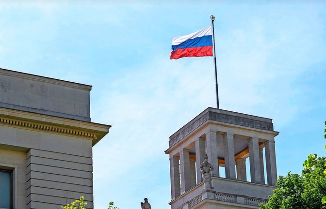 Die Fahne weht über der russischen Botschaft Unter den Linden. (Symbolbild)<span class='image-autor'>Foto: Soeren Stache/dpa/Soeren Stache</span>