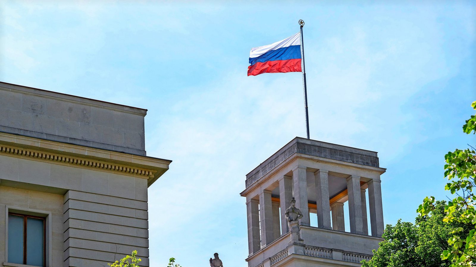 Die Fahne weht über der russischen Botschaft Unter den Linden. (Symbolbild)Foto: Soeren Stache/dpa/Soeren Stache