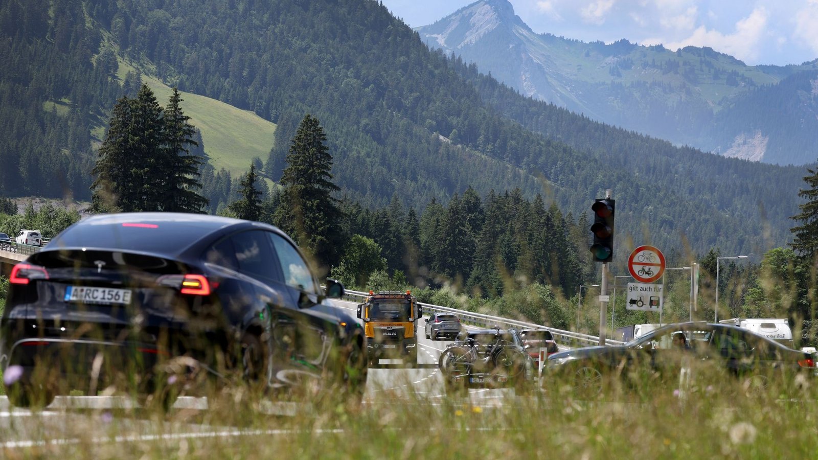 Auch der Fernpass ist eine vielbefahrene Ferien-Route.Foto: Karl-Josef Hildenbrand/dpa Auch der Fernpass ist eine vielbefahrene Ferien-Route.Foto: Karl-Josef Hildenbrand/dpa
