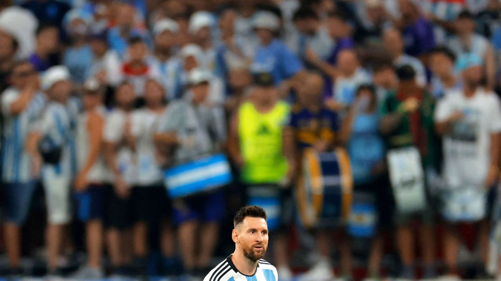 Argentiniens Lionel Messi vor einem weiß-himmelblauen ZuschauermeerFoto: AFP/ODD ANDERSEN
