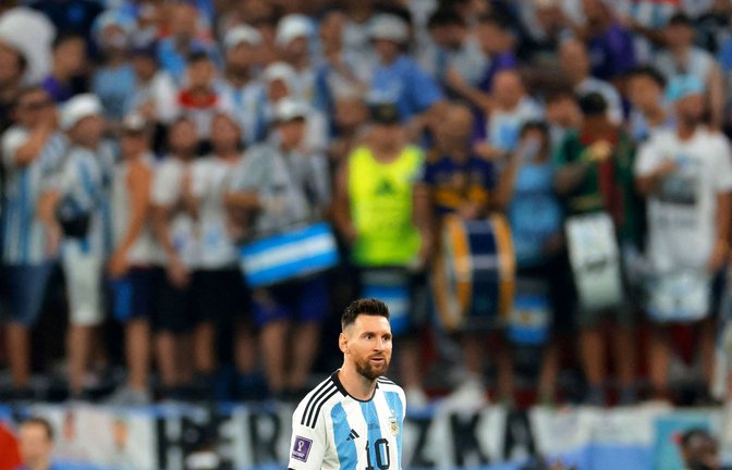 Argentiniens Lionel Messi vor einem weiß-himmelblauen Zuschauermeer<span class='image-autor'>Foto: AFP/ODD ANDERSEN</span>