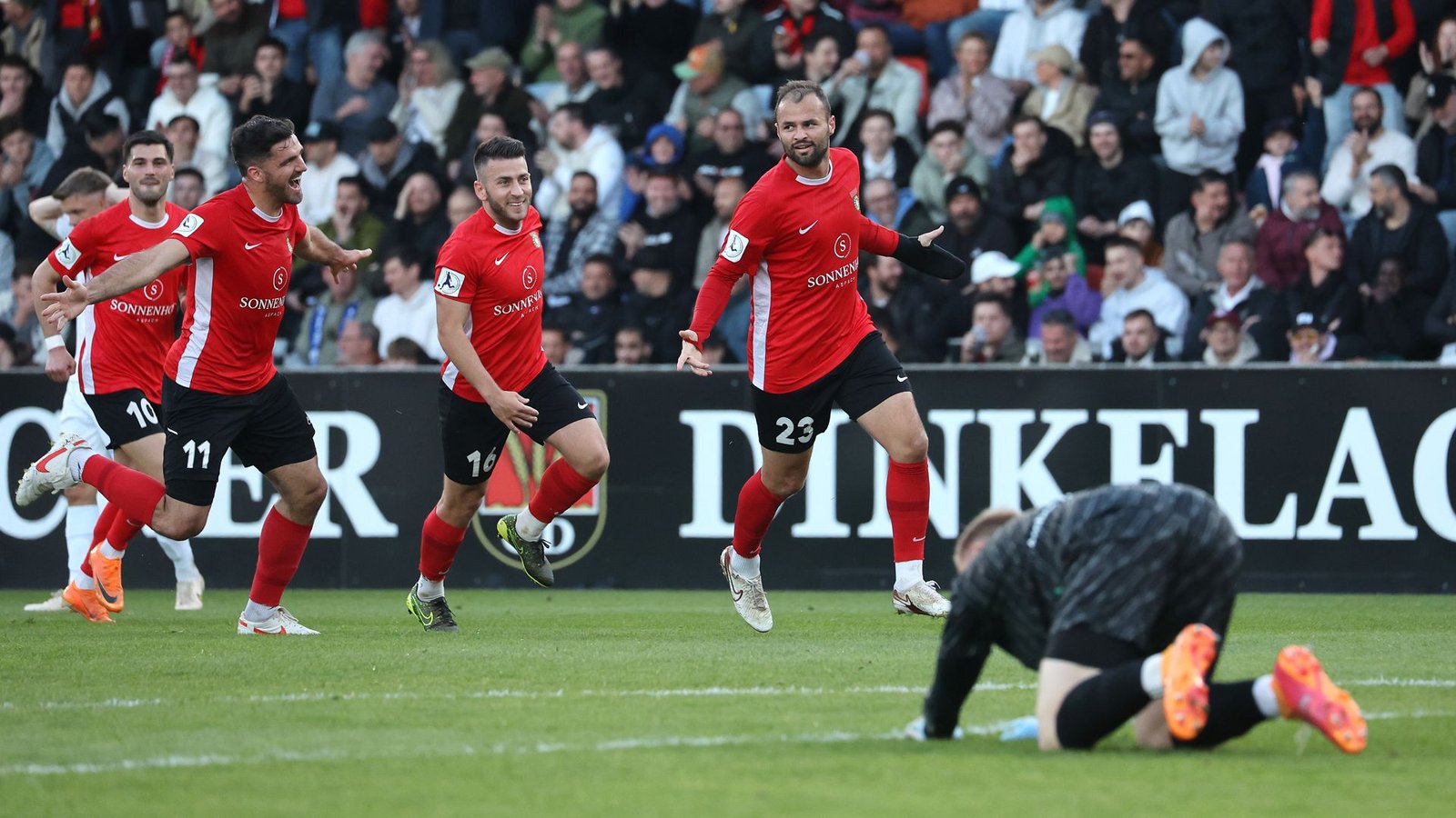 SGV-Keeper Benedikt Grawe am Boden – Großaspach bejubelt das 1:0.Foto: Baumann/Julia Rahn SGV-Keeper Benedikt Grawe am Boden – Großaspach bejubelt das 1:0.Foto: Baumann/Julia Rahn