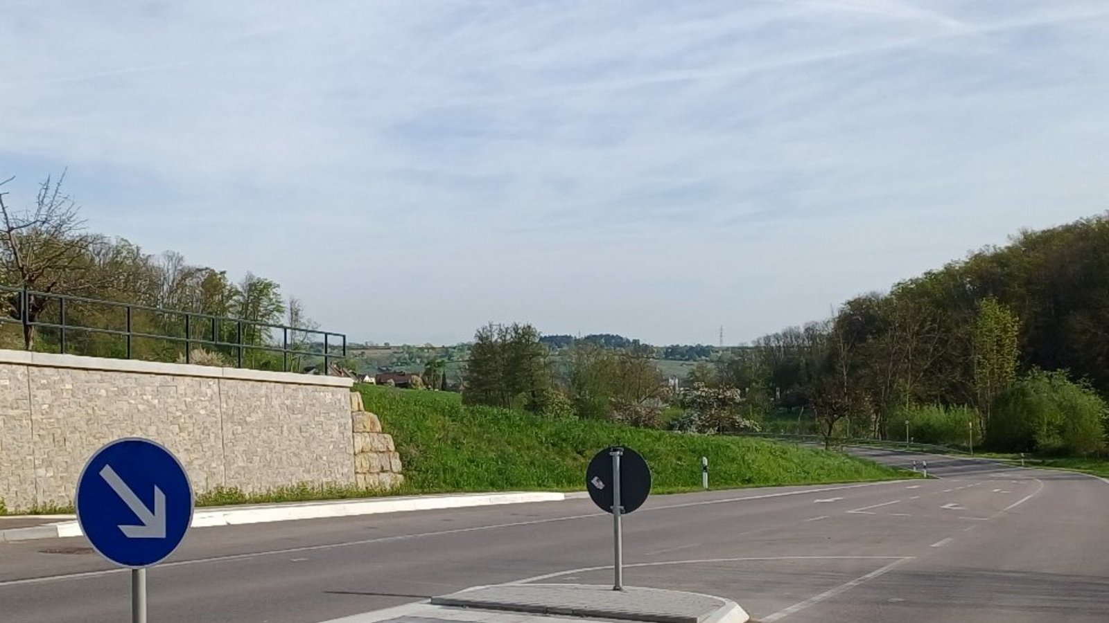 Bei Enzweihingen kam es am Freitagabend zu einem schweren Verkehrsunfall. Foto: Rücker