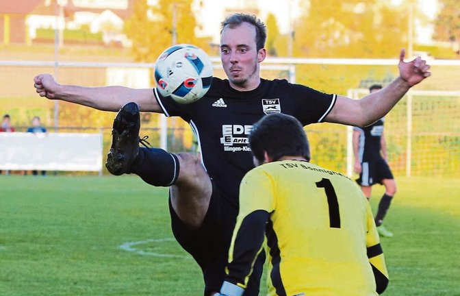 Auf der Strafraumgrenze überlupft Julian Trostel Bönnigheims Torwart Andreas Schmid und schießt in der 78. Minute das 2:2. Foto: Küppers