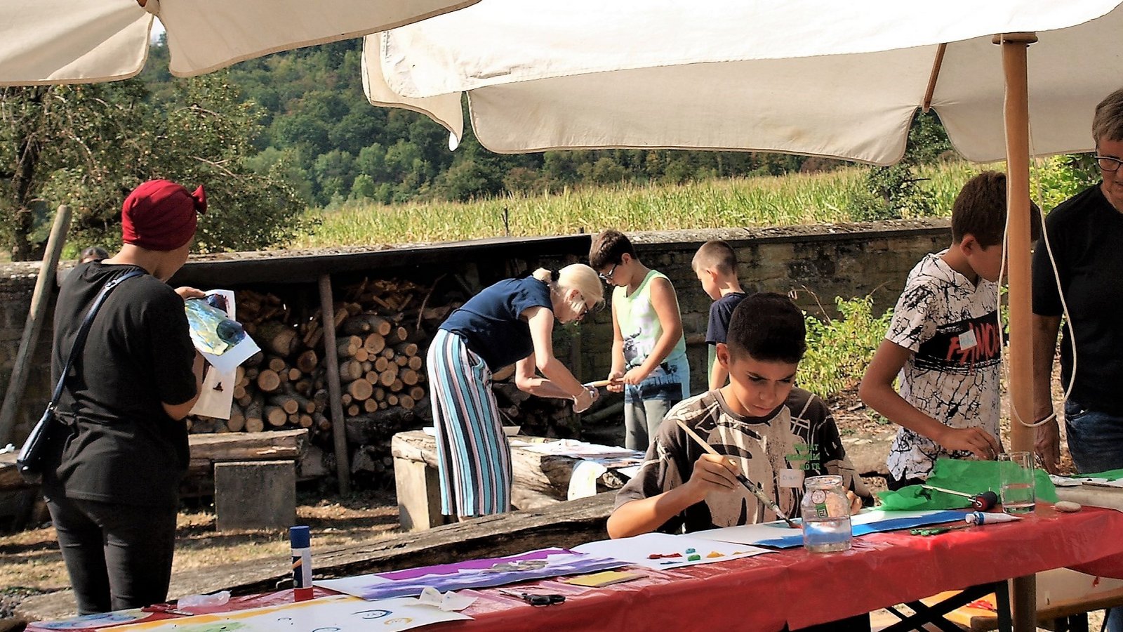 Der Pfarrgarten wird zum bunten Maleratelier. Betreut werden die Kinder von (von links): Pfarrerin Sigrid Telian, der Helferin Salematou, der Künstlerin Irene Tennigkeit und Helferin Ottilie Läkemäker. Fotos: Filitz Der Pfarrgarten wird zum bunten Maleratelier. Betreut werden die Kinder von (von links): Pfarrerin Sigrid Telian, der Helferin Salematou, der Künstlerin Irene Tennigkeit und Helferin Ottilie Läkemäker. Fotos: Filitz