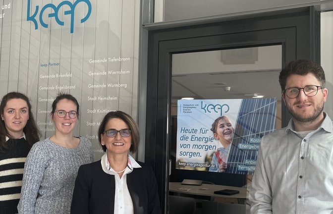 Die Geschäftsführung der keep mit Edith Marqués Berger (Dritte von Links) und Elias Weigel freut sich mit den Mitarbeiterinnen Fabienne Hörter (links) und Felicia Knodel über das erweiterte Beratungsangebot der Klimaschutz- und Energieagentur.  <span class='image-autor'>Foto: LE</span>