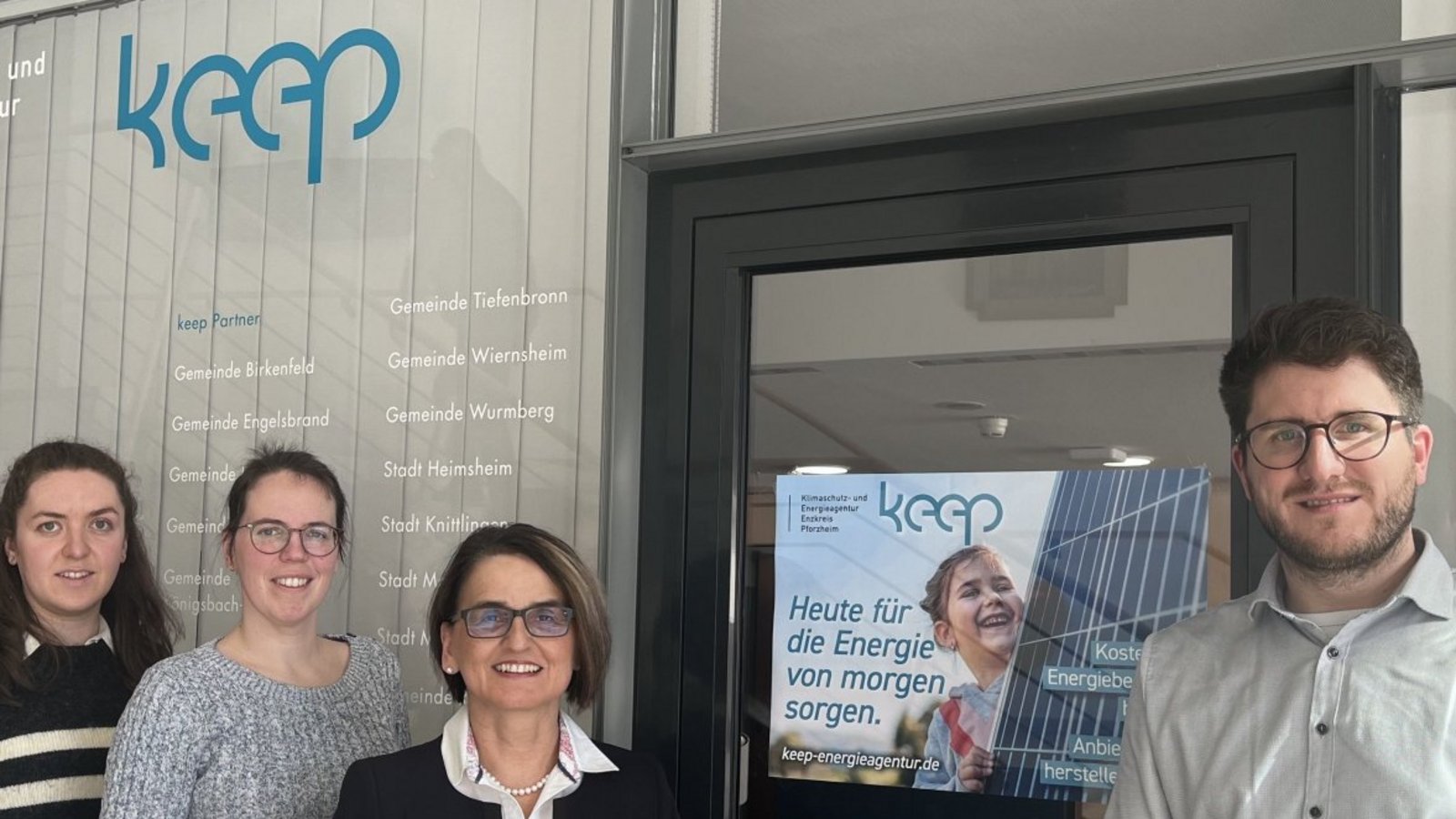 Die Geschäftsführung der keep mit Edith Marqués Berger (Dritte von Links) und Elias Weigel freut sich mit den Mitarbeiterinnen Fabienne Hörter (links) und Felicia Knodel über das erweiterte Beratungsangebot der Klimaschutz- und Energieagentur.  Foto: LE