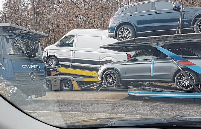 Chaos in der Wilhelmstraße in Illingen: Wegen der Autotransporter gibt es oft kein Durchkommen mehr. Fotos: Götz