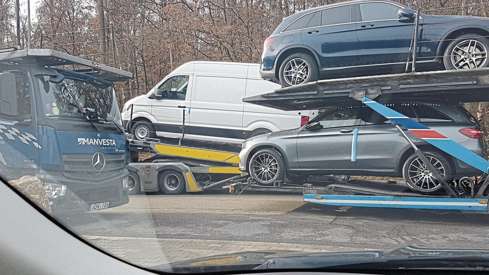 Chaos in der Wilhelmstraße in Illingen: Wegen der Autotransporter gibt es oft kein Durchkommen mehr. Fotos: Götz