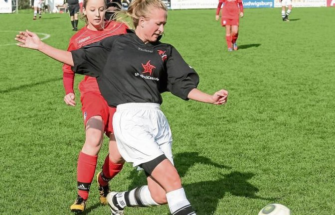 Horrheims Nadine Pfaffeneder (vorne) lässt Michelle Reimann vom FC Remseck/Pattonville stehen und sucht eine besser positionierte Mannschaftskameradin.  Foto: Simecek