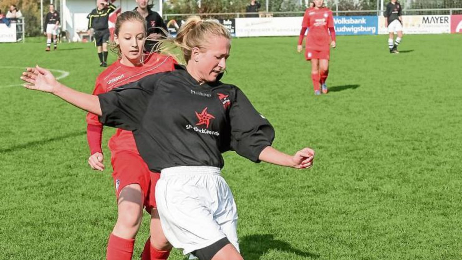 Horrheims Nadine Pfaffeneder (vorne) lässt Michelle Reimann vom FC Remseck/Pattonville stehen und sucht eine besser positionierte Mannschaftskameradin. Foto: Simecek Horrheims Nadine Pfaffeneder (vorne) lässt Michelle Reimann vom FC Remseck/Pattonville stehen und sucht eine besser positionierte Mannschaftskameradin. Foto: Simecek
