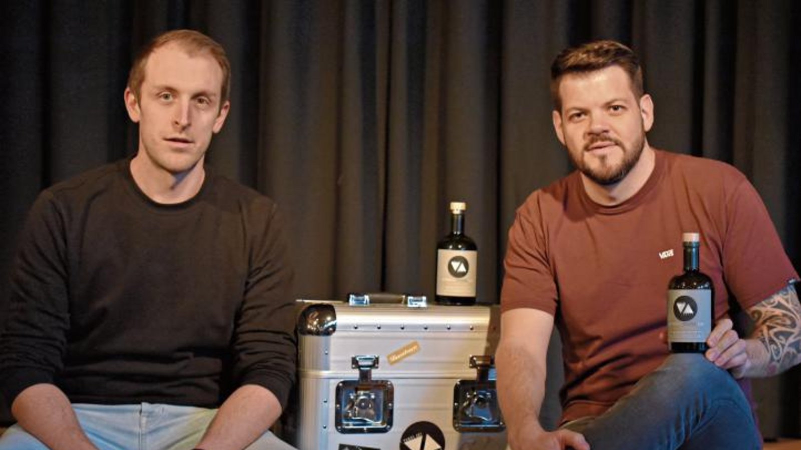 Lars Gireth und Andreas Zielbauer mit ihrem Gin. Foto: wf