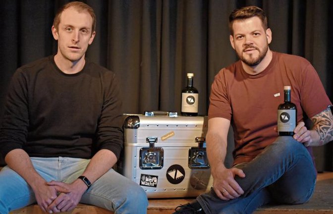 Lars Gireth und Andreas Zielbauer mit ihrem Gin. Foto: wf