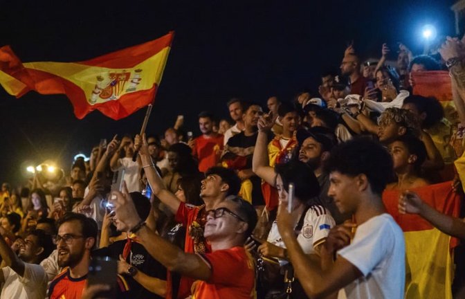 Spanische Fans feiern in Barcelona (Symbolbild).<span class='image-autor'>SIPA USA/SOPA Images/actionpress</span>
