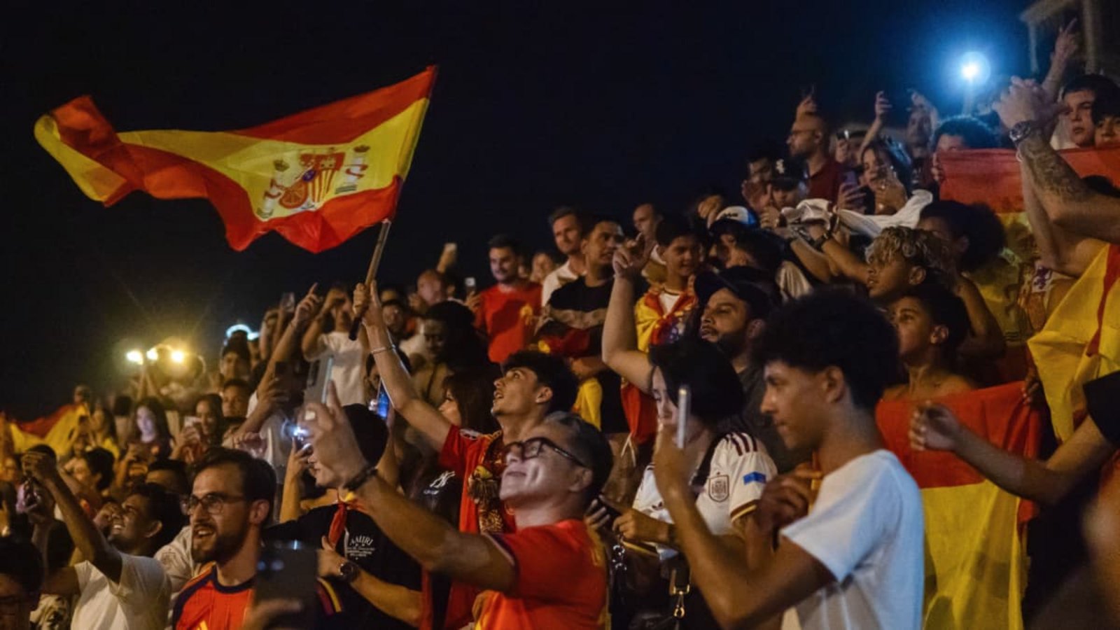 Spanische Fans feiern in Barcelona (Symbolbild).SIPA USA/SOPA Images/actionpress