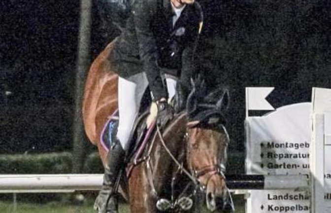 Ferdinand Talmon (PSZ Benzenbühl) auf Chambertine kam mit den Lichtverhältnissen beim Flutlichtspringen in Nussdorf am besten zurecht. Foto: Simecek