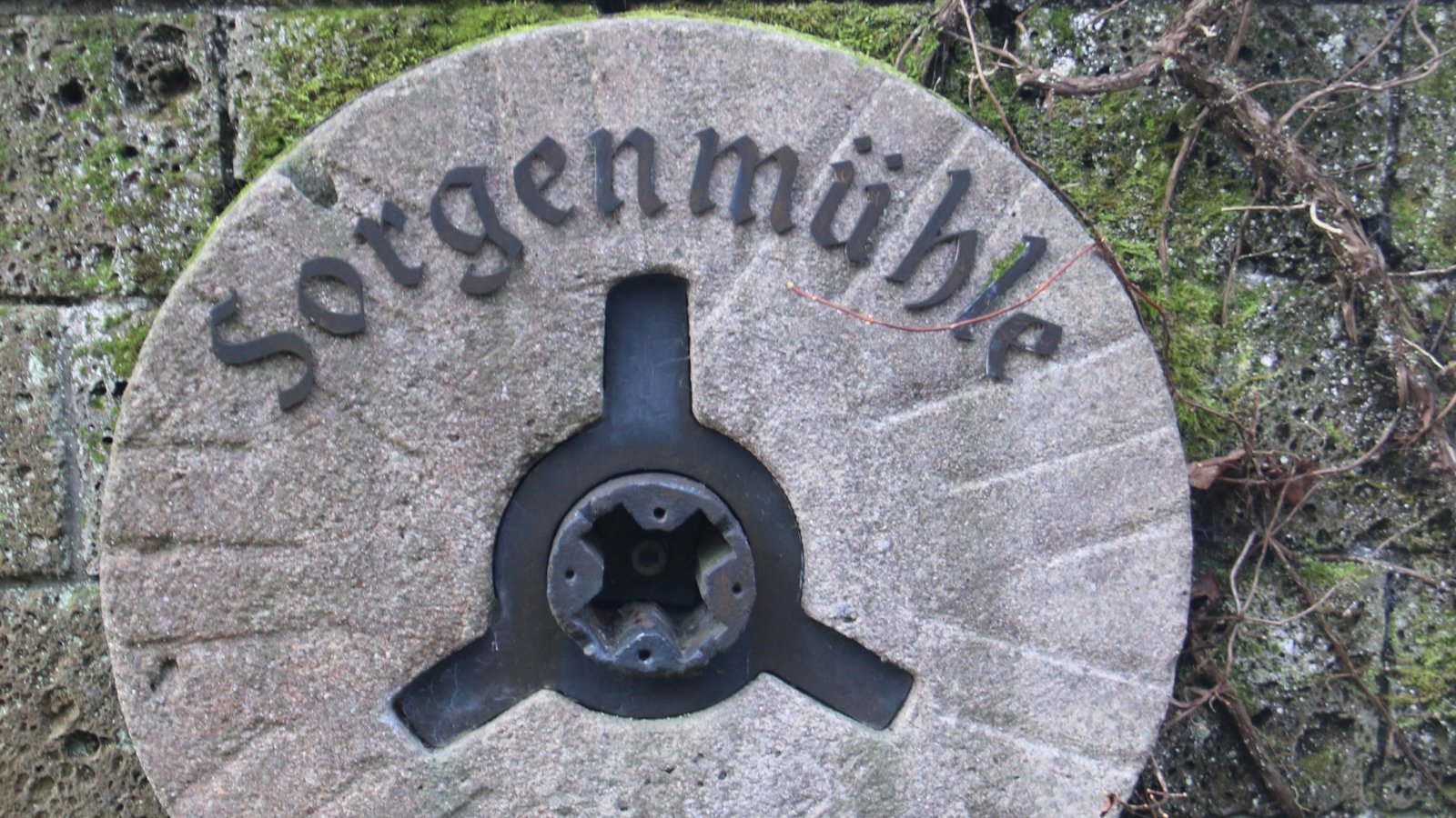 Der ehemalige Name der Mühle im Kreuzbachtal in Nussdorf steht auf einem Mühlstein beim Anwesen. Fotos: Rücker Der ehemalige Name der Mühle im Kreuzbachtal in Nussdorf steht auf einem Mühlstein beim Anwesen. Fotos: Rücker