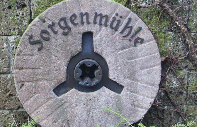 Der ehemalige Name der Mühle im Kreuzbachtal in Nussdorf steht auf einem Mühlstein beim Anwesen.  Fotos: Rücker