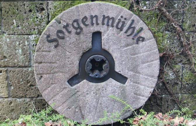 Der ehemalige Name der Mühle im Kreuzbachtal in Nussdorf steht auf einem Mühlstein beim Anwesen.  Fotos: Rücker