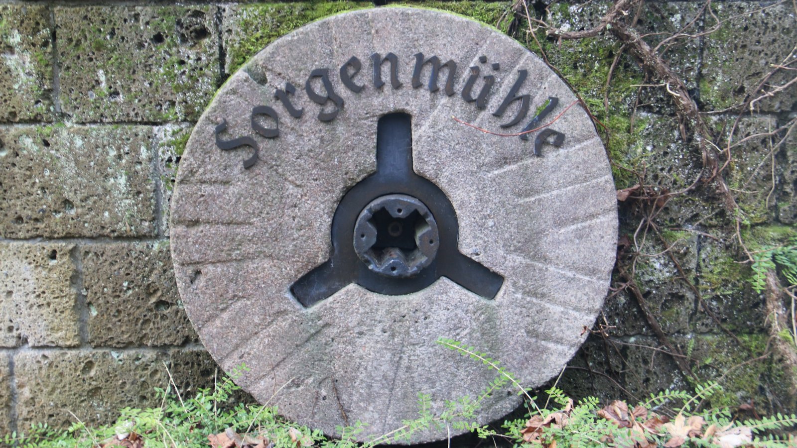 Der ehemalige Name der Mühle im Kreuzbachtal in Nussdorf steht auf einem Mühlstein beim Anwesen.  Fotos: Rücker