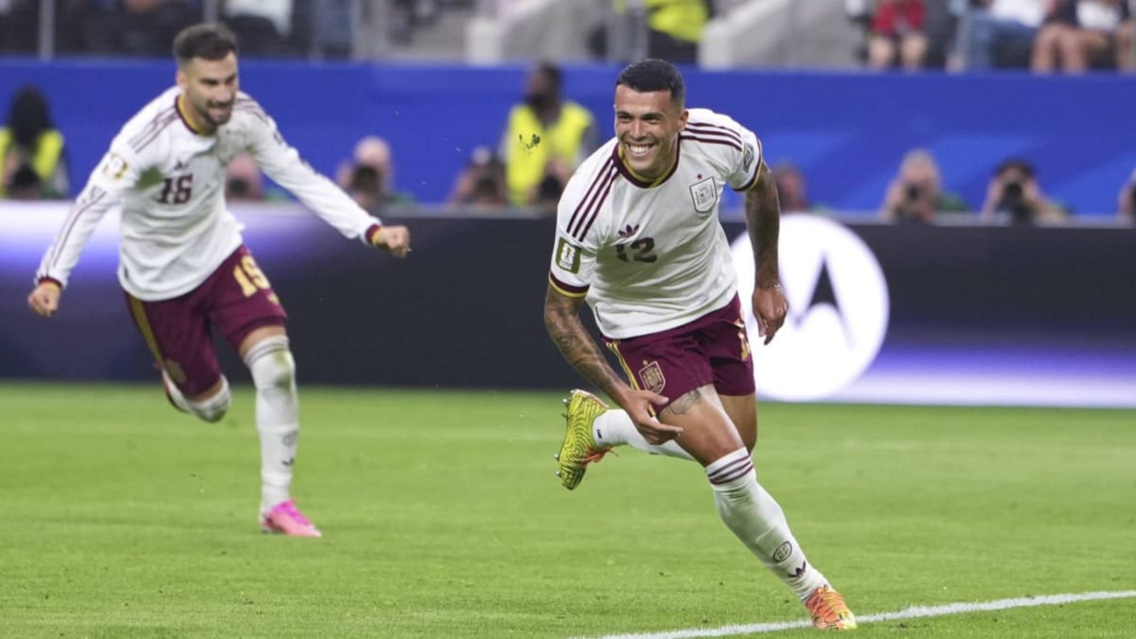 Pedro Porro (re.) feiert sein Tor zum 2:0 im WM-Halbfinale von Spanien gegen Frankreich - die Iberer sind Favorit im Kampf um den WM-Titel gegen Argentinien mit Lionel Messi.IMAGO/Xinhua