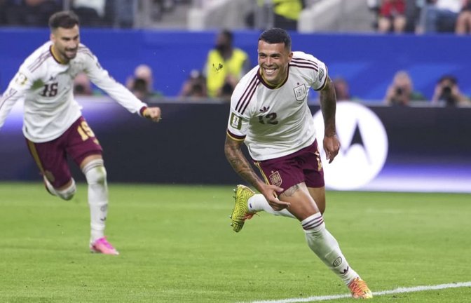 Pedro Porro (re.) feiert sein Tor zum 2:0 im WM-Halbfinale von Spanien gegen Frankreich - die Iberer sind Favorit im Kampf um den WM-Titel gegen Argentinien mit Lionel Messi.<span class='image-autor'>IMAGO/Xinhua</span>