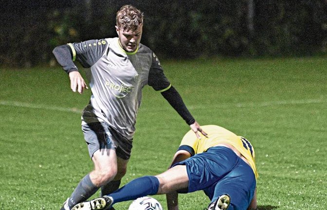 Dominik Urbani (von links) und die Ensinger taten sich lange gegen Eren Sonal und den SV Pattonville schwer, Konstruktives für die Offensive zusammenzubringen.  Foto: Leitner