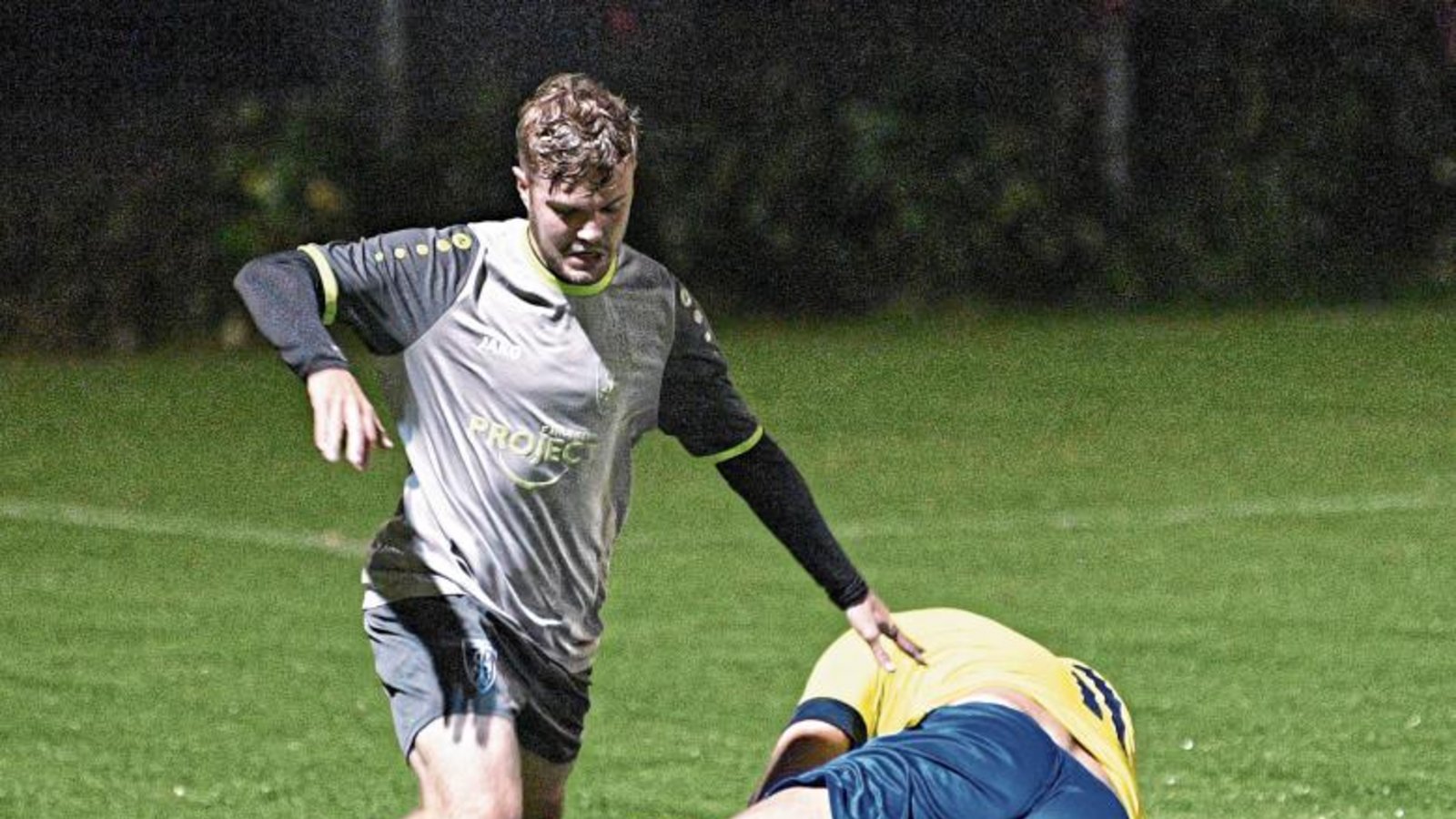 Dominik Urbani (von links) und die Ensinger taten sich lange gegen Eren Sonal und den SV Pattonville schwer, Konstruktives für die Offensive zusammenzubringen.  Foto: Leitner