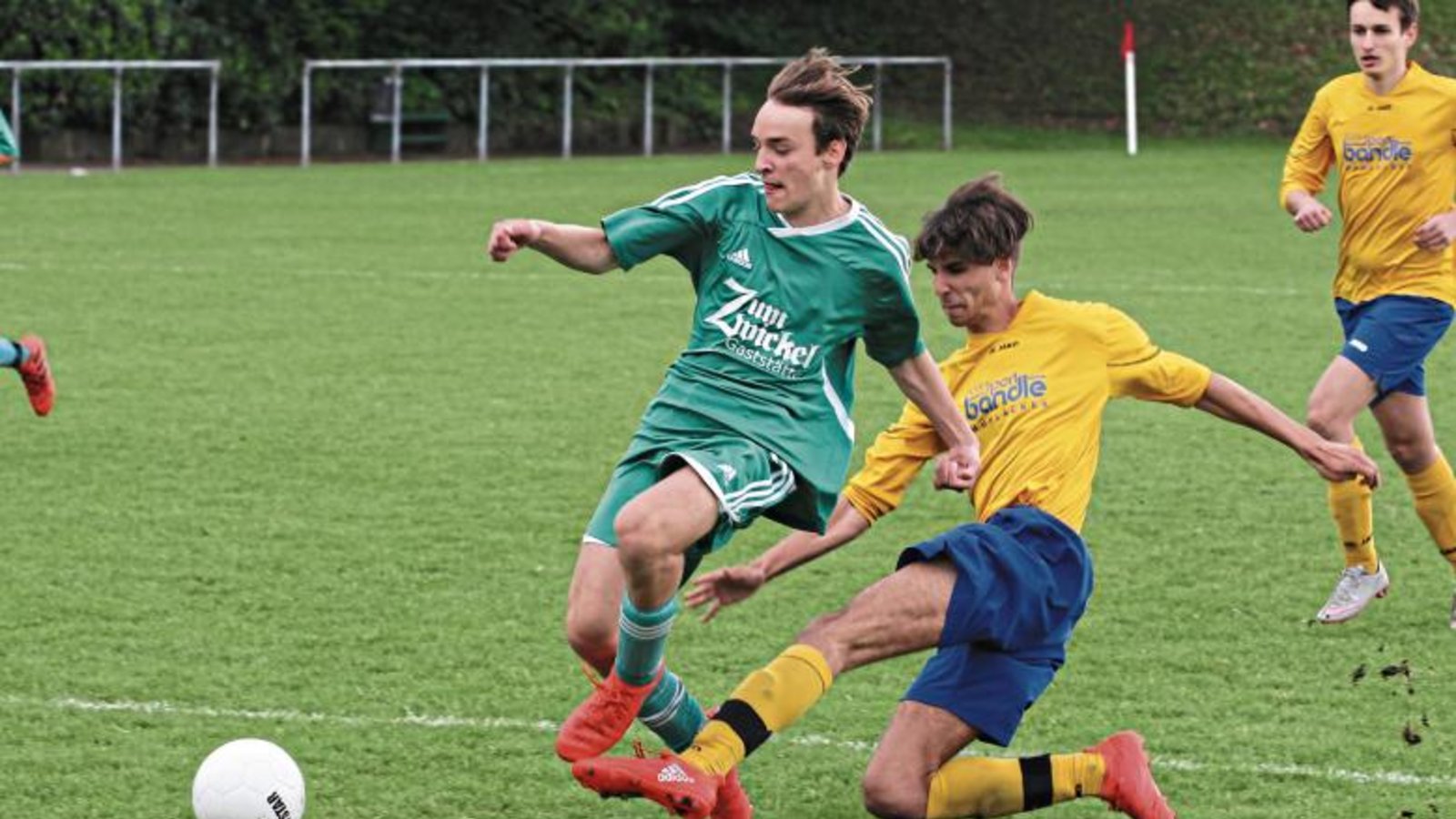 Im letzten Moment spitzelt ein Lomersheimer Spieler Daniel Strasser (rechts) von der SGM Großglattbach/Iptingen/Nussdorf den Ball noch vom Fuß. Foto: Nachreiner Im letzten Moment spitzelt ein Lomersheimer Spieler Daniel Strasser (rechts) von der SGM Großglattbach/Iptingen/Nussdorf den Ball noch vom Fuß. Foto: Nachreiner