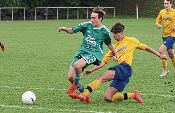Im letzten Moment spitzelt ein Lomersheimer Spieler Daniel Strasser (rechts) von der SGM Großglattbach/Iptingen/Nussdorf den Ball noch vom Fuß.  Foto: Nachreiner