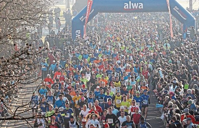 Dicht an dicht geht das Teilnehmerfeld beim Silvesterlauf auf die Strecke. Foto: Archiv/Küppers