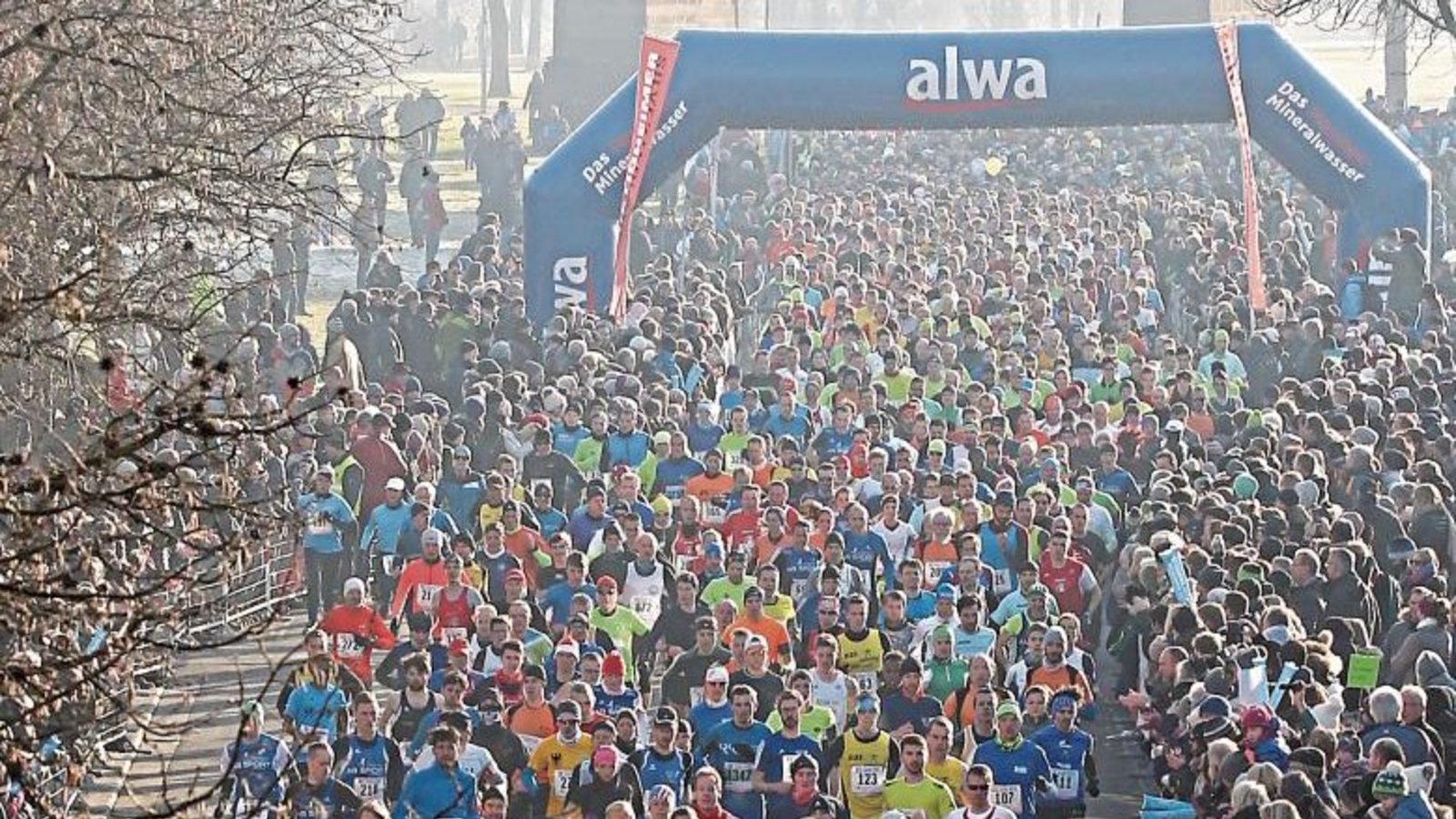 Dicht an dicht geht das Teilnehmerfeld beim Silvesterlauf auf die Strecke. Foto: Archiv/Küppers