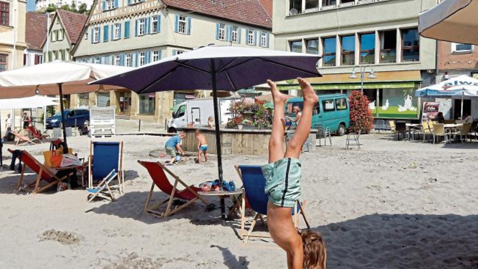 Akrobatik beim Vaihinger Strandleben auf dem Marktplatz. Die letzten Tage müssen noch genossen werden: Am 2. September ist Schluss. Foto: Arning Akrobatik beim Vaihinger Strandleben auf dem Marktplatz. Die letzten Tage müssen noch genossen werden: Am 2. September ist Schluss. Foto: Arning