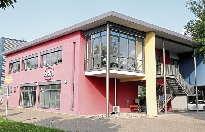 Seit 2002 in den „Waldäckern“ in Mühlacker ansässig: Nach der zweiten Insolvenz des Traditionsunternehmens an diesem Standort hoffen alle Beschäftigten der Sihn GmbH einmal mehr auf eine erfolgreiche Unternehmensfortführung.  Foto: Kollros