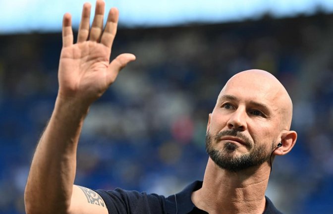Christian Ilzer winkt ins Publikum: Der Trainer der TSG Hoffenheim will gegen den VfB die ersten Punkte der Saison holen.<span class='image-autor'>THOMAS KIENZLE/afp</span>