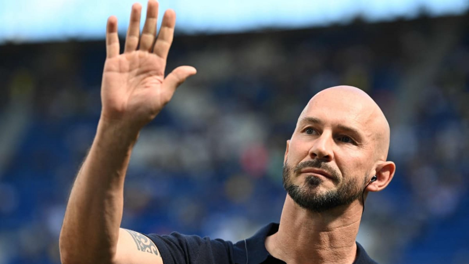 Christian Ilzer winkt ins Publikum: Der Trainer der TSG Hoffenheim will gegen den VfB die ersten Punkte der Saison holen.THOMAS KIENZLE/afp