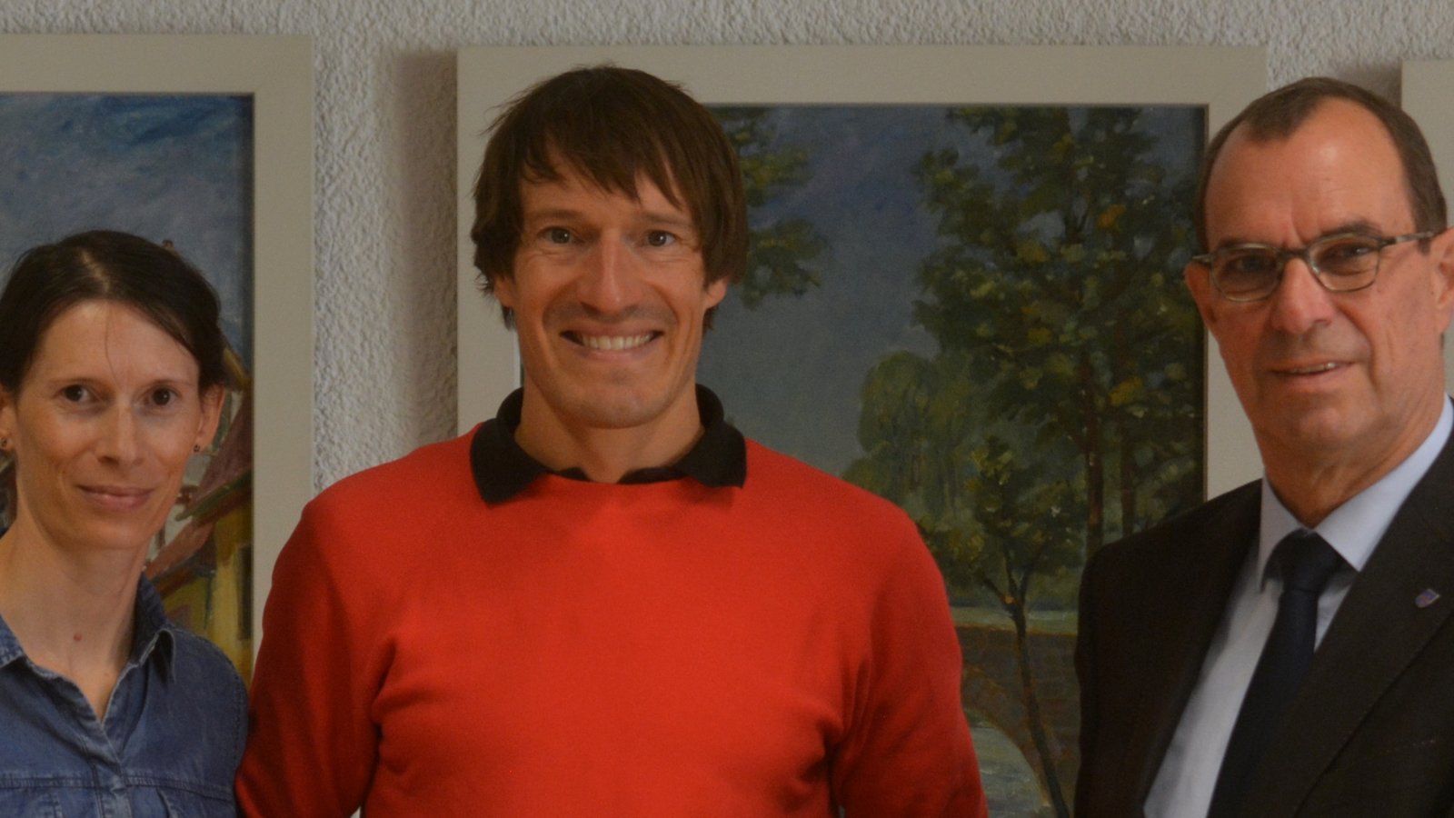 Eingerahmt von seiner Frau Christine Schleifer und OB Frank Schneider freut sich Sebastian Kienle über seinen Eintrag ins Goldene Buch der Stadt Mühlacker. Foto: Stahlfeld