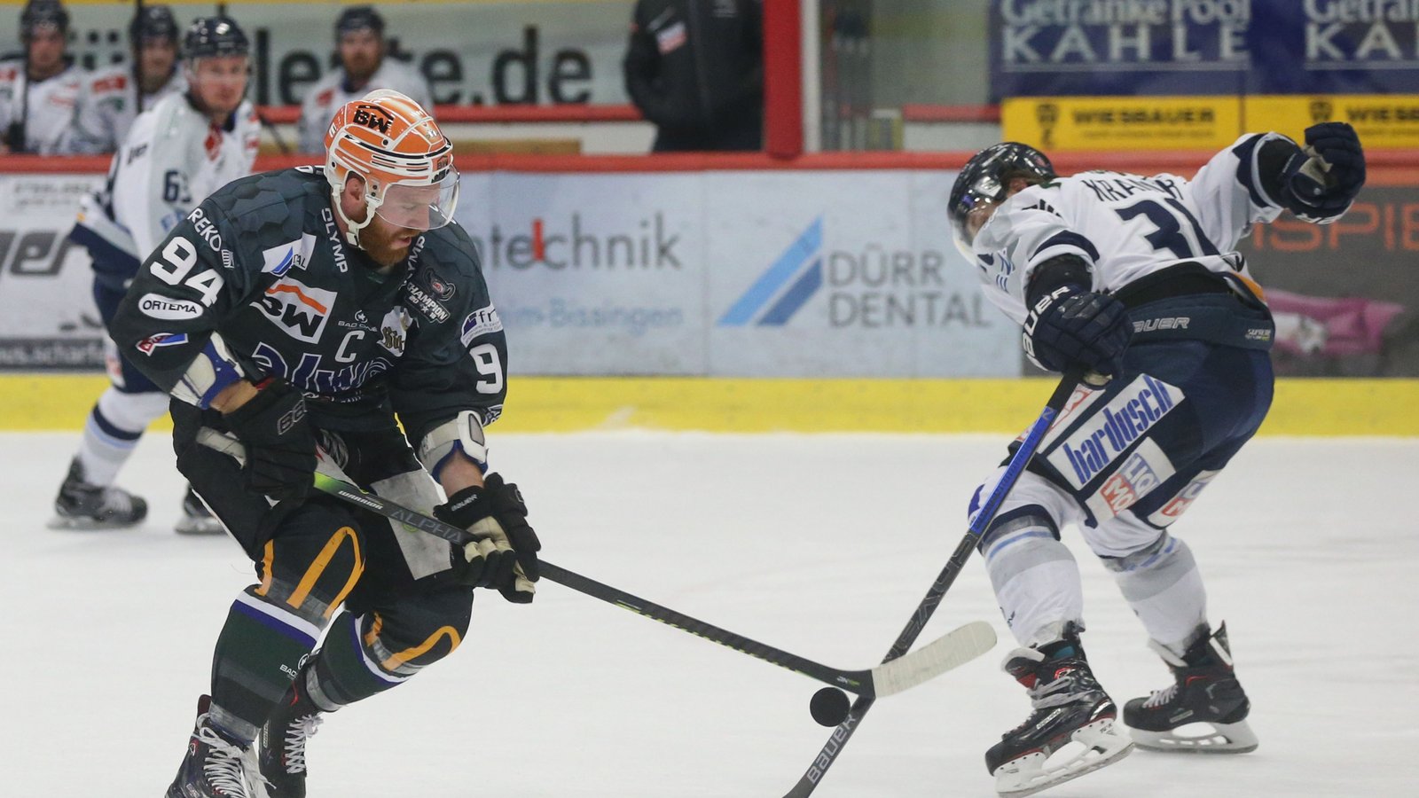 Tyler McNeely (links) trug schon einmal das Trikot der Steelers und kehrt nun nach Bietigheim zurück. Foto: Archiv/Baumann