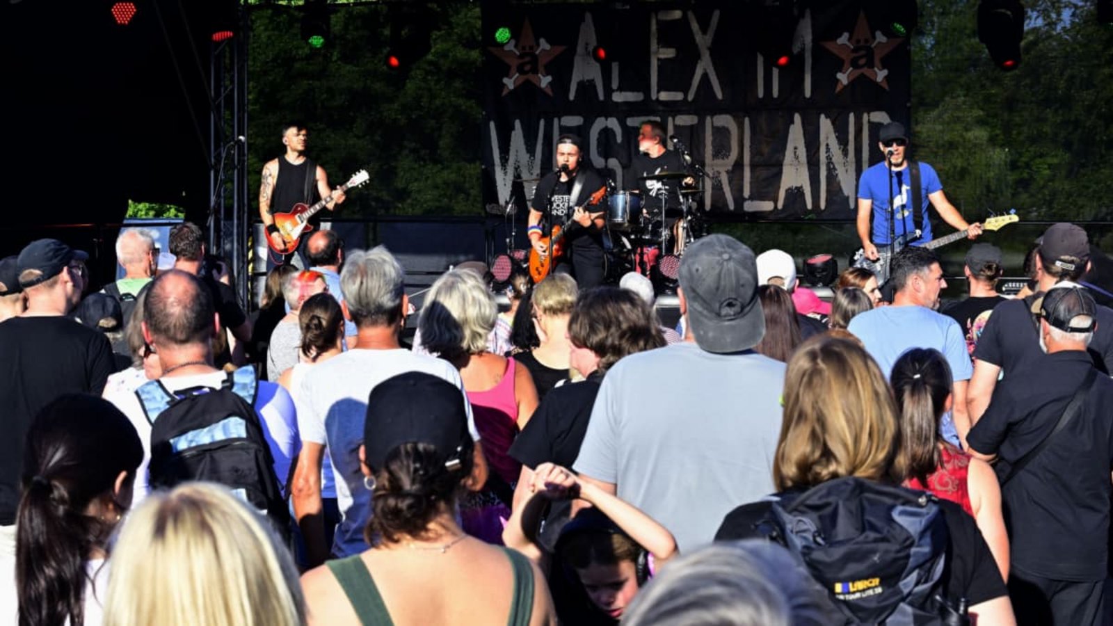 Die Band „Alex im Westerland“ sorgte für einen gelungenen Auftakt in die Sommerkonzert-Reihe auf dem Kornwestheimer Marktplatz.Peter Mann Die Band „Alex im Westerland“ sorgte für einen gelungenen Auftakt in die Sommerkonzert-Reihe auf dem Kornwestheimer Marktplatz.Peter Mann