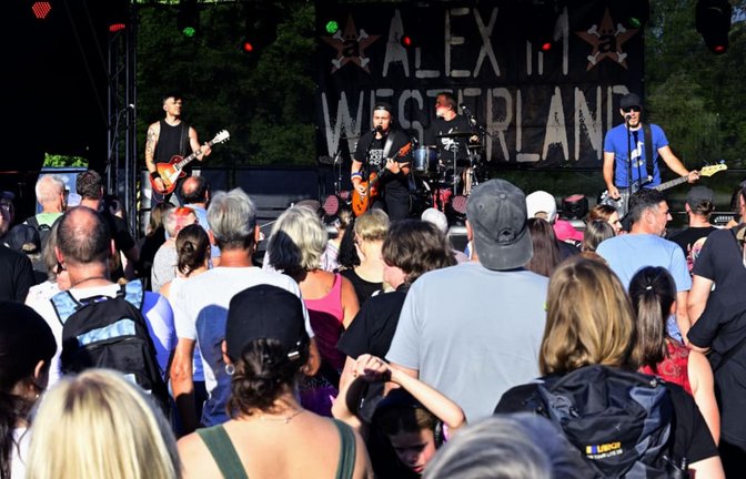 Die Band „Alex im Westerland“ sorgte für einen gelungenen Auftakt in die Sommerkonzert-Reihe auf dem Kornwestheimer Marktplatz.<span class='image-autor'>Peter Mann</span>