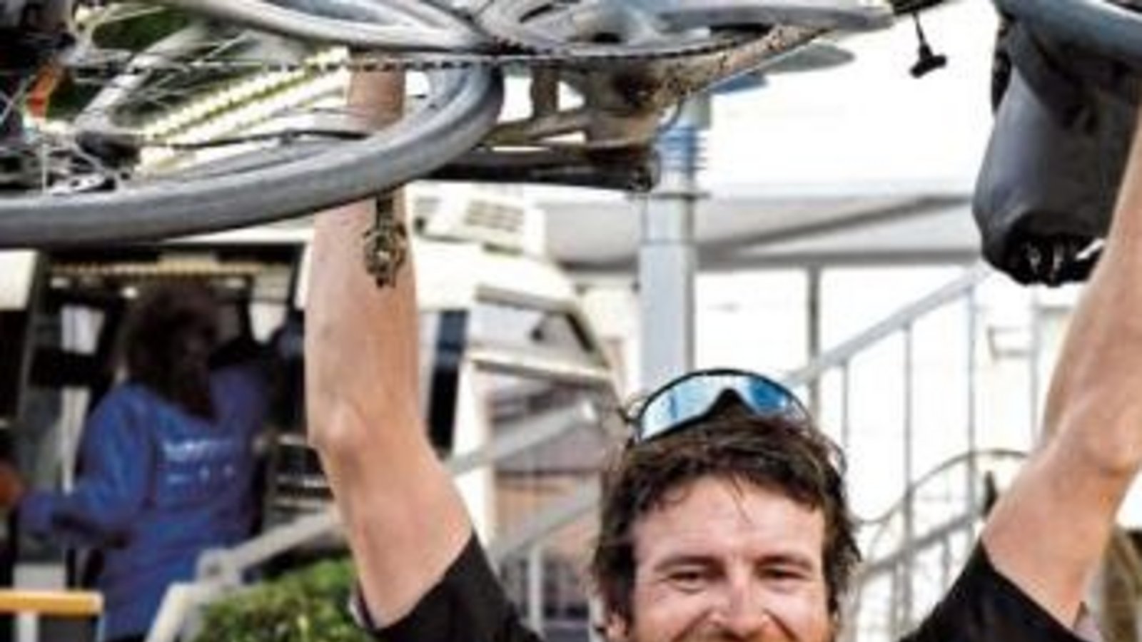 Jonas Deichmann nach der Ankunft in Kapstadt. Jonas Deichmann nach der Ankunft in Kapstadt.