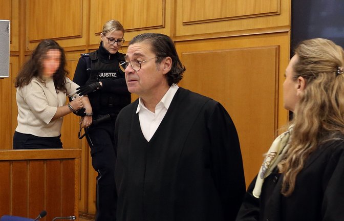 Wie beim Prozessauftakt wird die Angeklagte auch dieses Mal durch Justizbeamte vorgeführt, aber später muss sie vom Rettungsdienst ins Krankenhaus gebracht werden. Archivfoto: Küppers