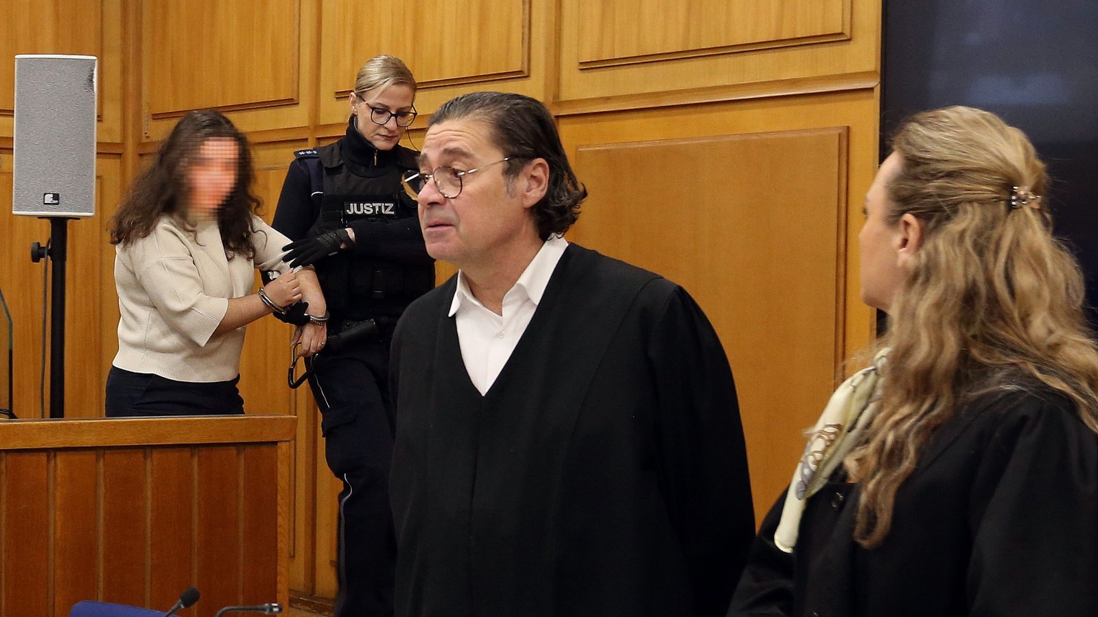 Wie beim Prozessauftakt wird die Angeklagte auch dieses Mal durch Justizbeamte vorgeführt, aber später muss sie vom Rettungsdienst ins Krankenhaus gebracht werden. Archivfoto: Küppers Wie beim Prozessauftakt wird die Angeklagte auch dieses Mal durch Justizbeamte vorgeführt, aber später muss sie vom Rettungsdienst ins Krankenhaus gebracht werden. Archivfoto: Küppers