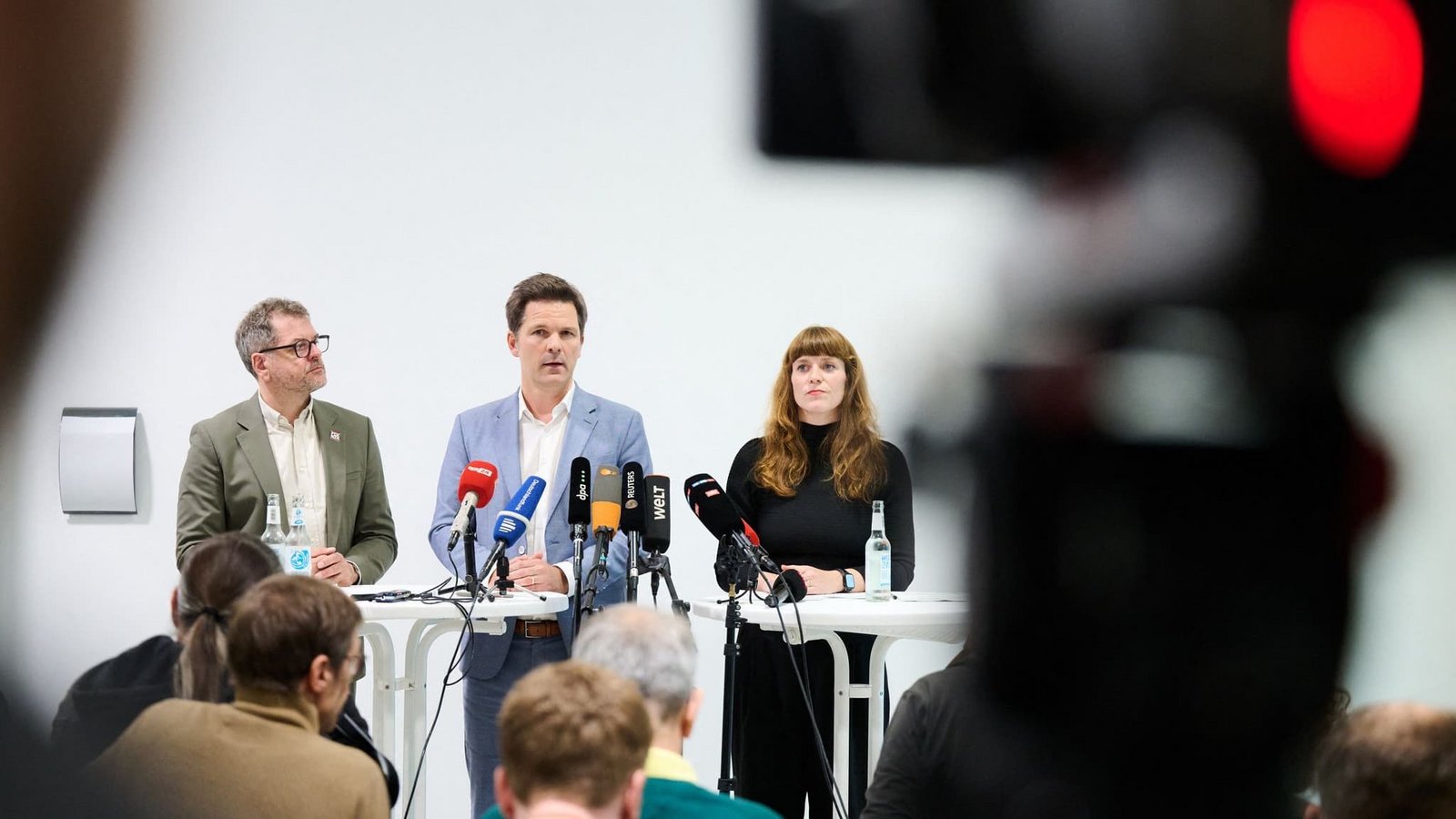 Werner Graf (l-r, Bündnis90/Die Grünen), Spitzenkandidat seiner Partei, Steffen Krach (SPD) Spitzenkandidat seiner Partei, und Kerstin Wolter (Die Linke), Landesvorsitzende stehen nach Vorgesprächen zur Regierungsbildung im Haus der Statistik. (zu dpa: «Parteien in Berlin planen Vergesellschaftung von Wohnungen»)Annette Riedl/dpa