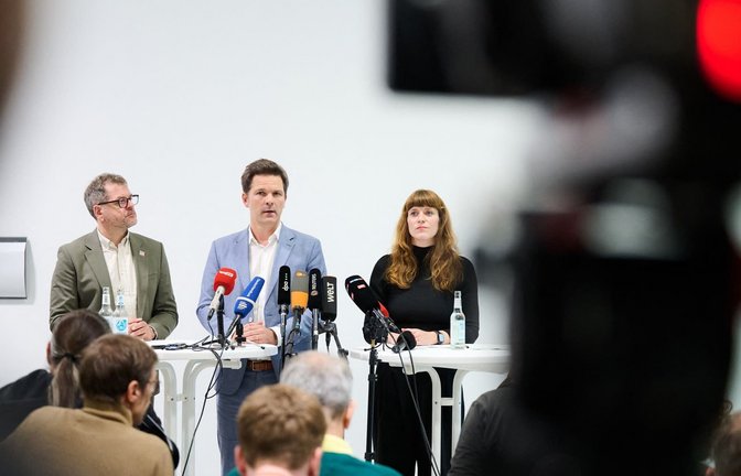 Werner Graf (l-r, Bündnis90/Die Grünen), Spitzenkandidat seiner Partei, Steffen Krach (SPD) Spitzenkandidat seiner Partei, und Kerstin Wolter (Die Linke), Landesvorsitzende stehen nach Vorgesprächen zur Regierungsbildung im Haus der Statistik. (zu dpa: «Parteien in Berlin planen Vergesellschaftung von Wohnungen»)<span class='image-autor'>Annette Riedl/dpa</span>