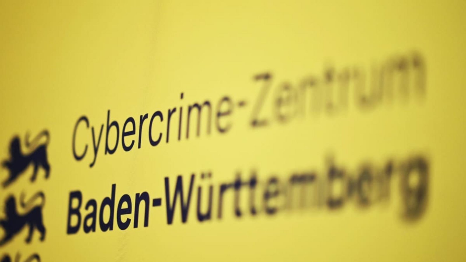 Auf einem Roll-Up im Cybercrime-Zentrum Baden-Württemberg ist der Name der Einrichtung angebracht.Uli Deck/dpa